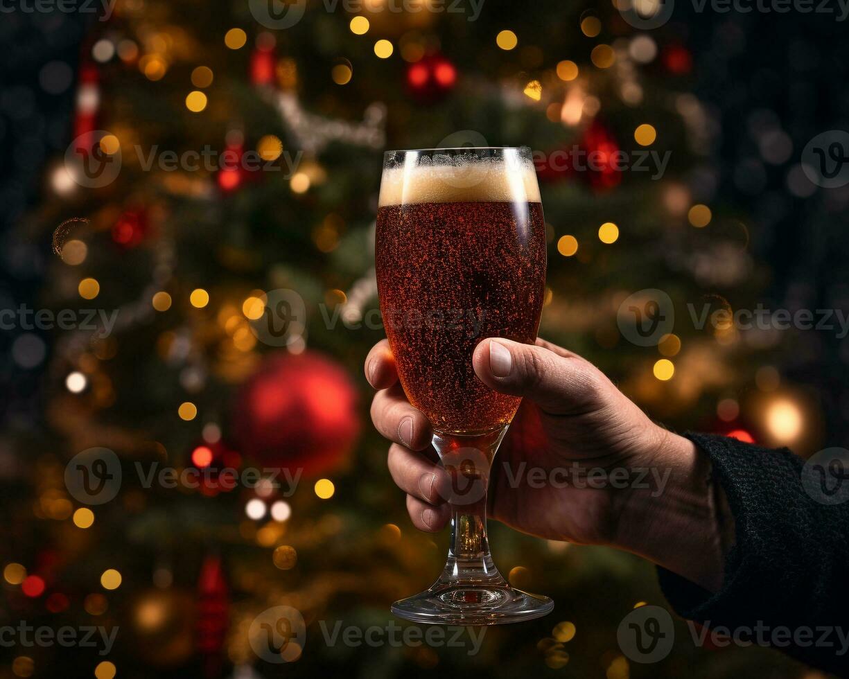 een persoon Holding een bier glas in voorkant van donker Kerstmis boom, Kerstmis afbeelding, fotorealistisch illustratie foto