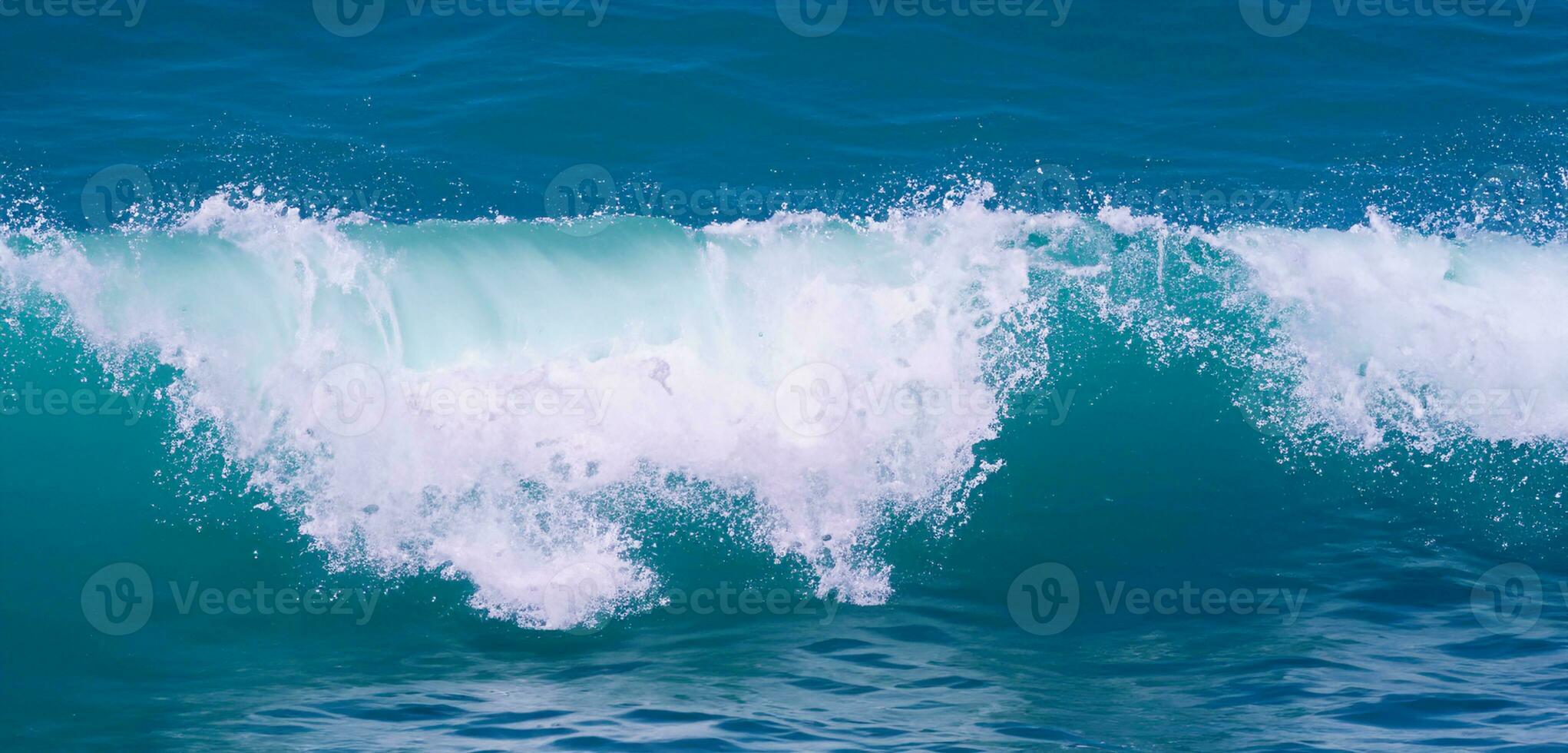 achtergrond van oceaan golven crashen Aan de strand water golven rimpeling in verstuiven water plons Doorzichtig water water vel structuur 3d illustratie foto