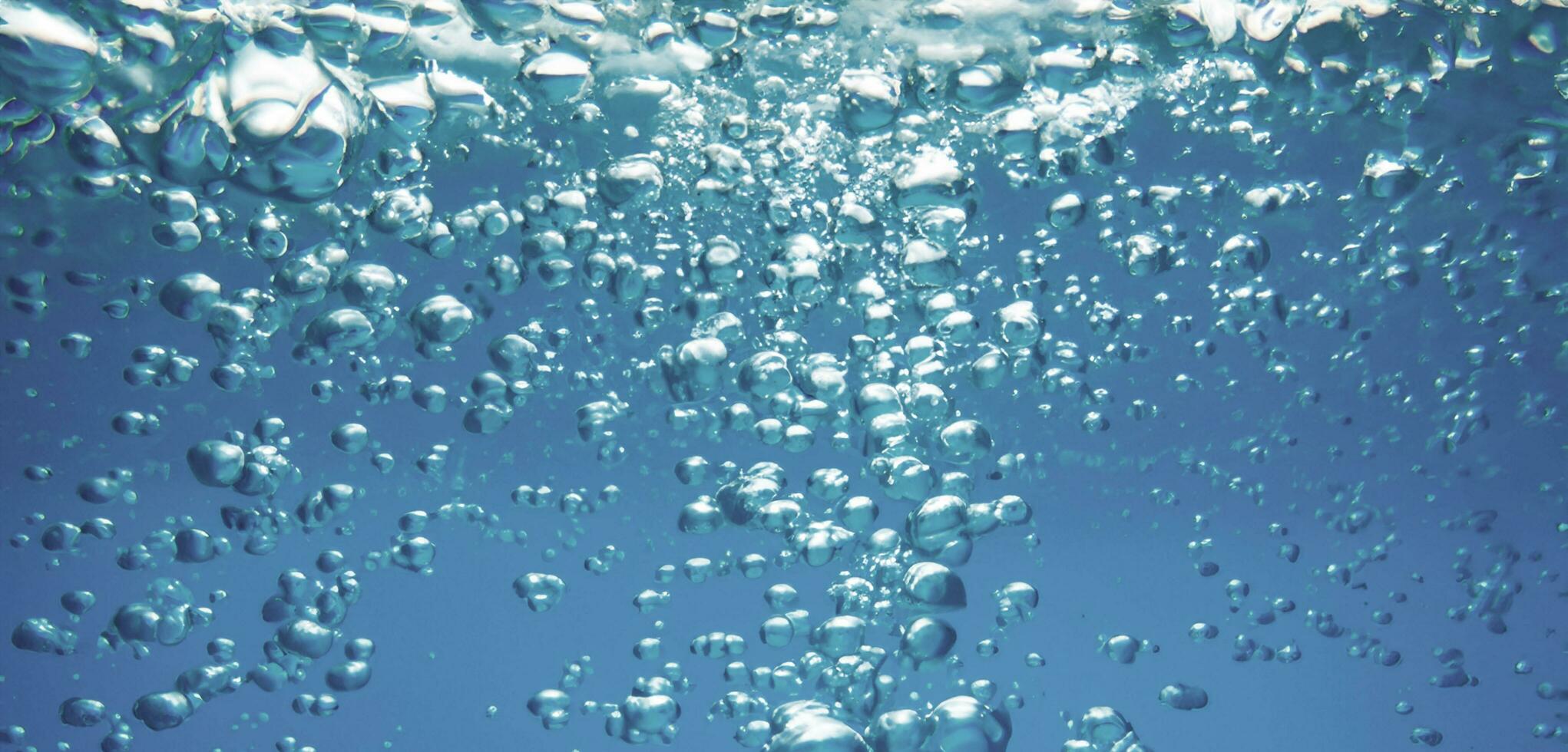 lucht bubbels onder water water oppervlakte 3d illustratie foto