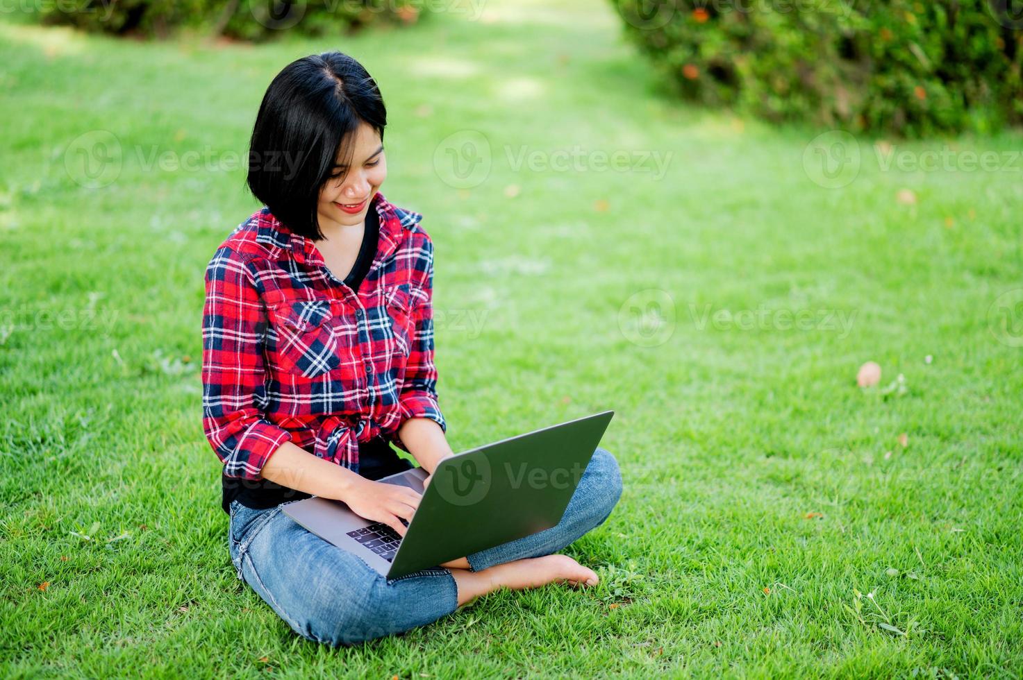 Aziatische vrouwen glimlachen gelukkig en laptop. werk online online communicatie messaging online leren online communicatieconcept foto