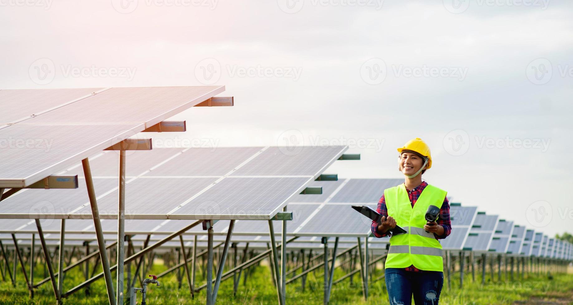 een jonge vrouwelijke zonnecelingenieur werkt hard. werken in alternatieve energie zonne-energie foto