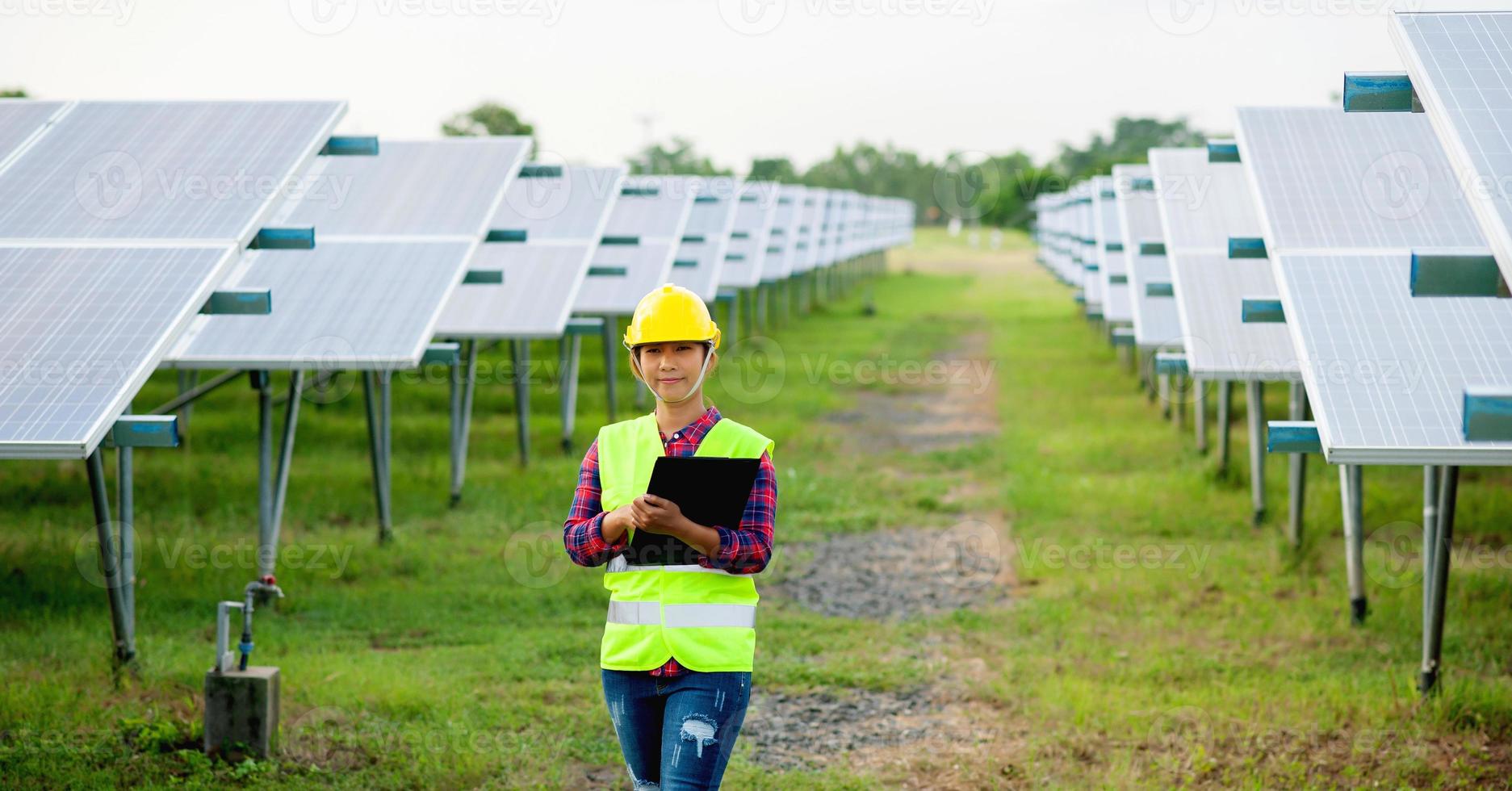 een jonge vrouwelijke zonnecelingenieur werkt hard. werken in alternatieve energie zonne-energie foto