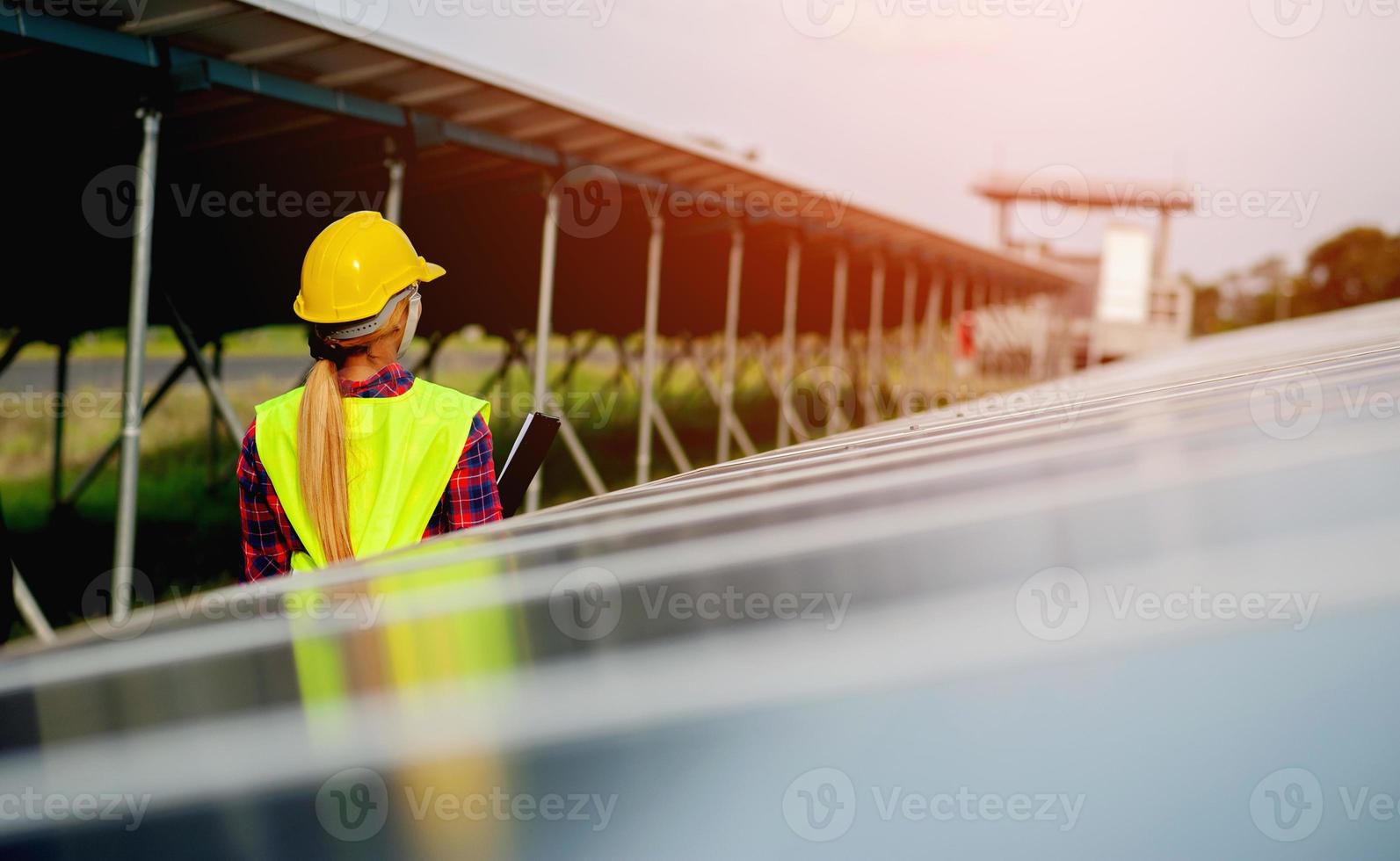 een jonge vrouwelijke zonnecelingenieur werkt hard. werken in alternatieve energie zonne-energie foto