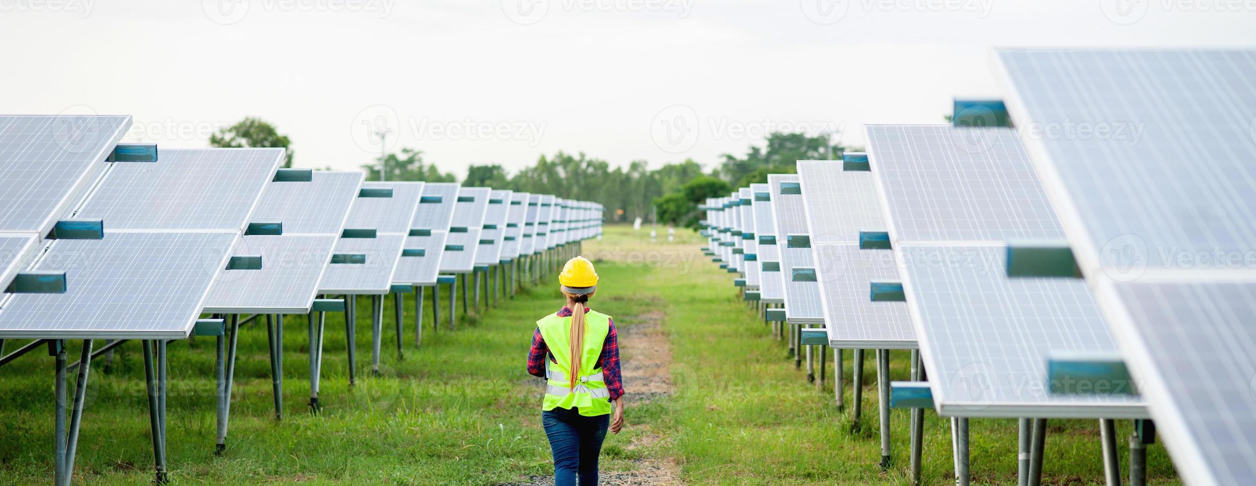 een jonge vrouwelijke zonnecelingenieur werkt hard. werken in alternatieve energie zonne-energie foto