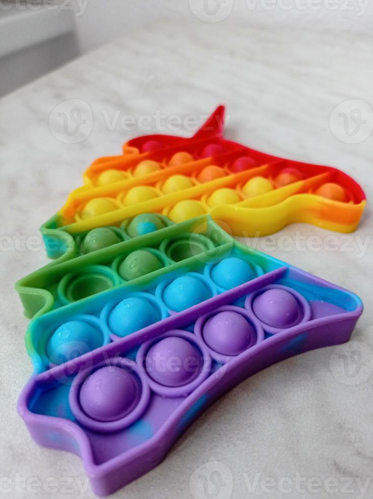 regenboog speelgoed voor kinderen in de vorm van een eenhoorn foto