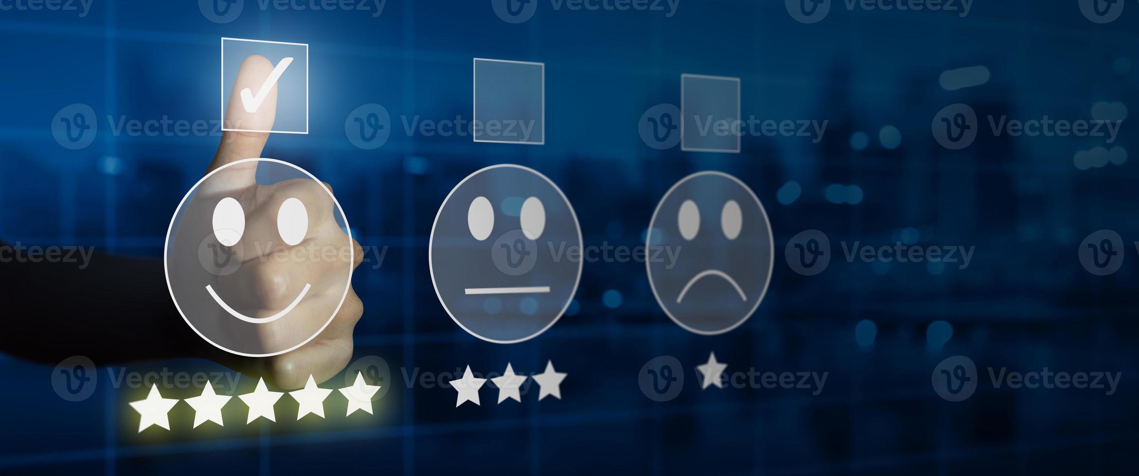 zakenman die beoordeling geeft met smileygezicht emoticon op virtueel touchscreen foto