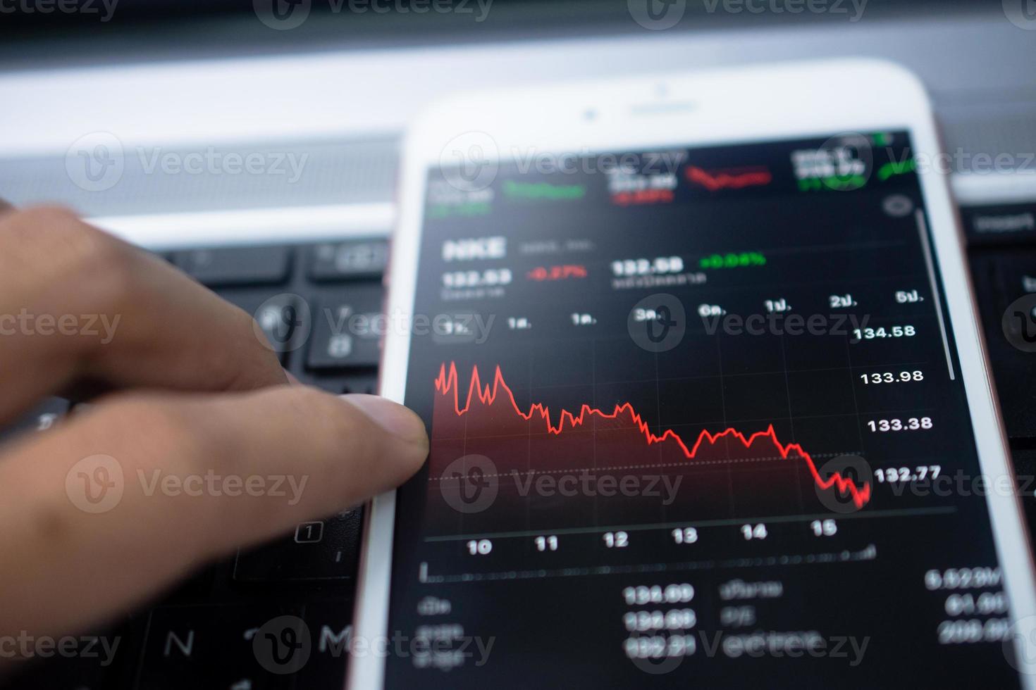 digitale handelsgegevens op het concept van bedrijfsinvesteringenfinanciën op het scherm foto