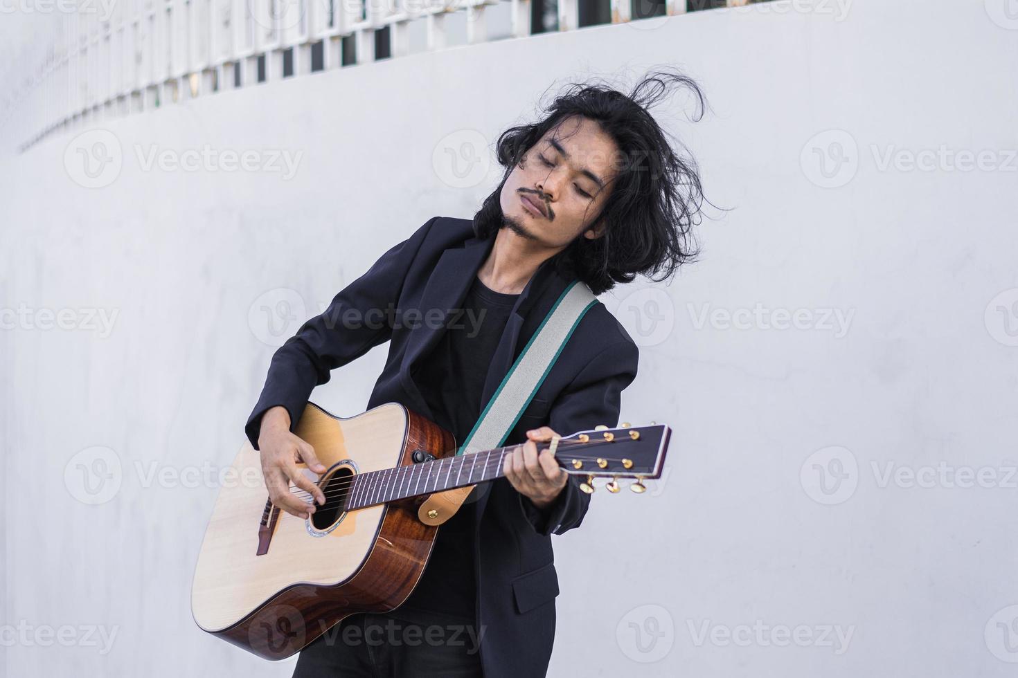 portretten man houdt gitaar spelen muziekfestival buiten, lifestyle mode muziek straat buiten foto
