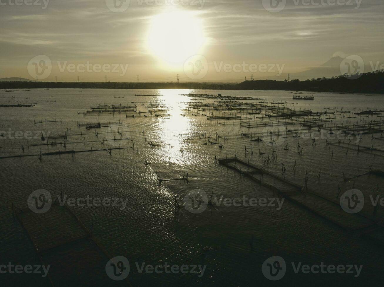 antenne dar visie van roei jombro meer met een veel van vis vijver in klaten, Indonesië foto