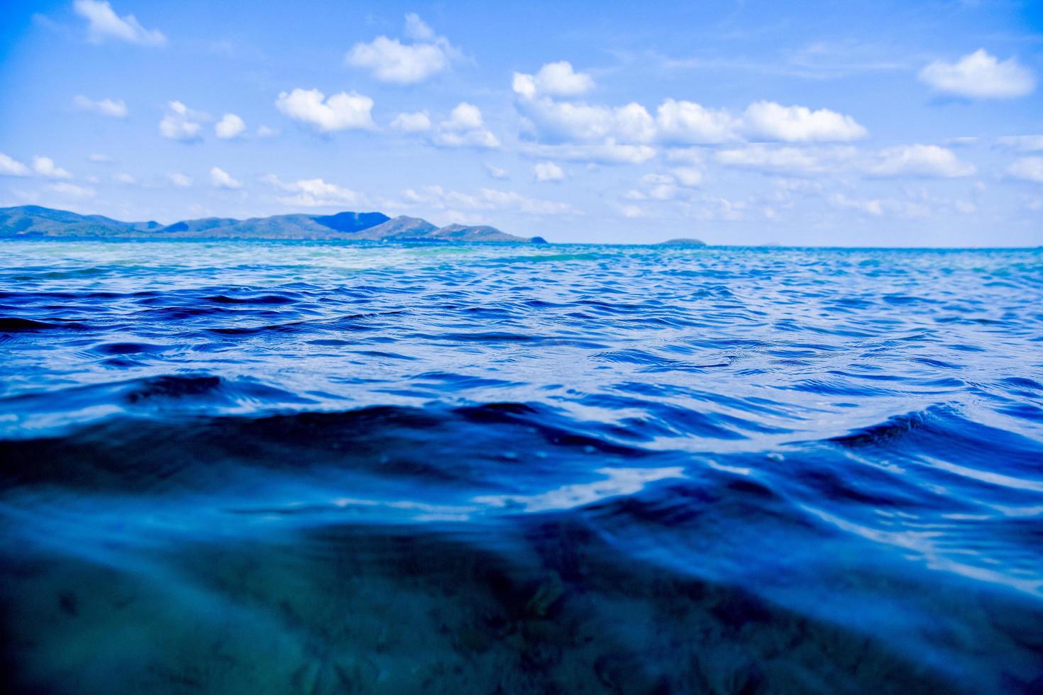 blauwe zee fleuren zeezicht blauwe lucht achtergrond op foto