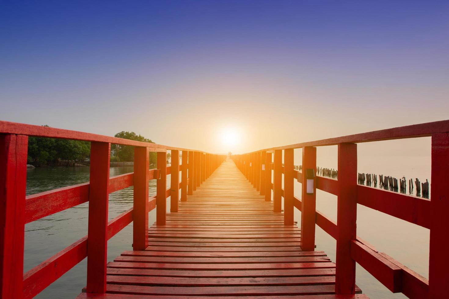 lange brug op zee uitzicht op ochtend zeegezicht zonsopgang achtergrond foto