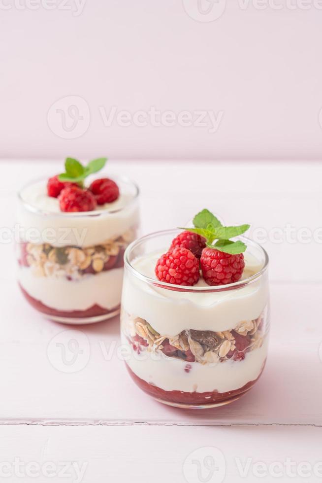 verse framboos en yoghurt met granola - gezonde voedingsstijl foto
