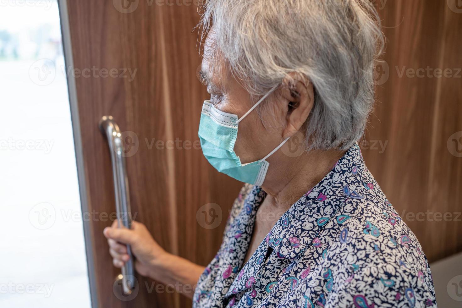 Aziatische senior of oudere oude dame vrouw patiënt met gezichtsmasker gebruik toilet badkamer handvat beveiliging in verpleegafdeling ziekenhuis, gezond sterk medisch concept. foto