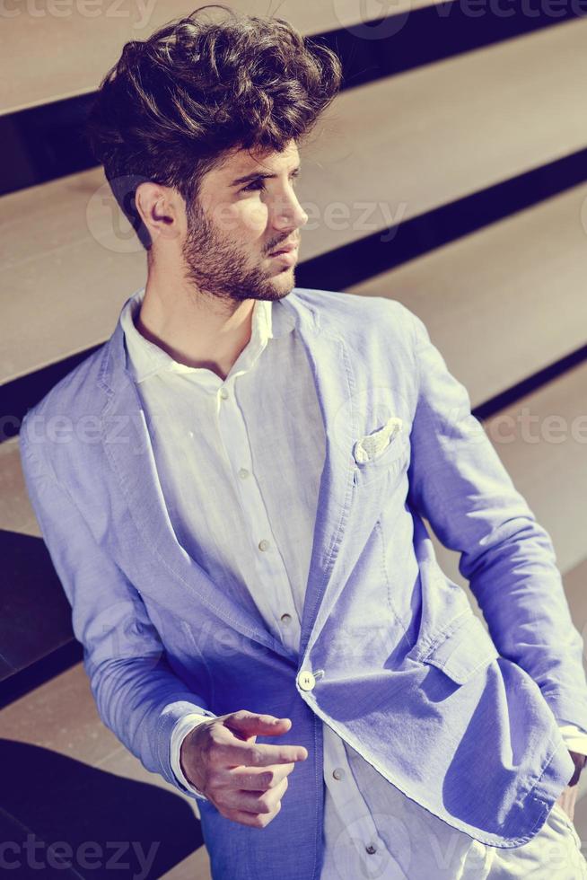 aantrekkelijke jonge knappe man, model van mode in stedelijke achtergrond foto