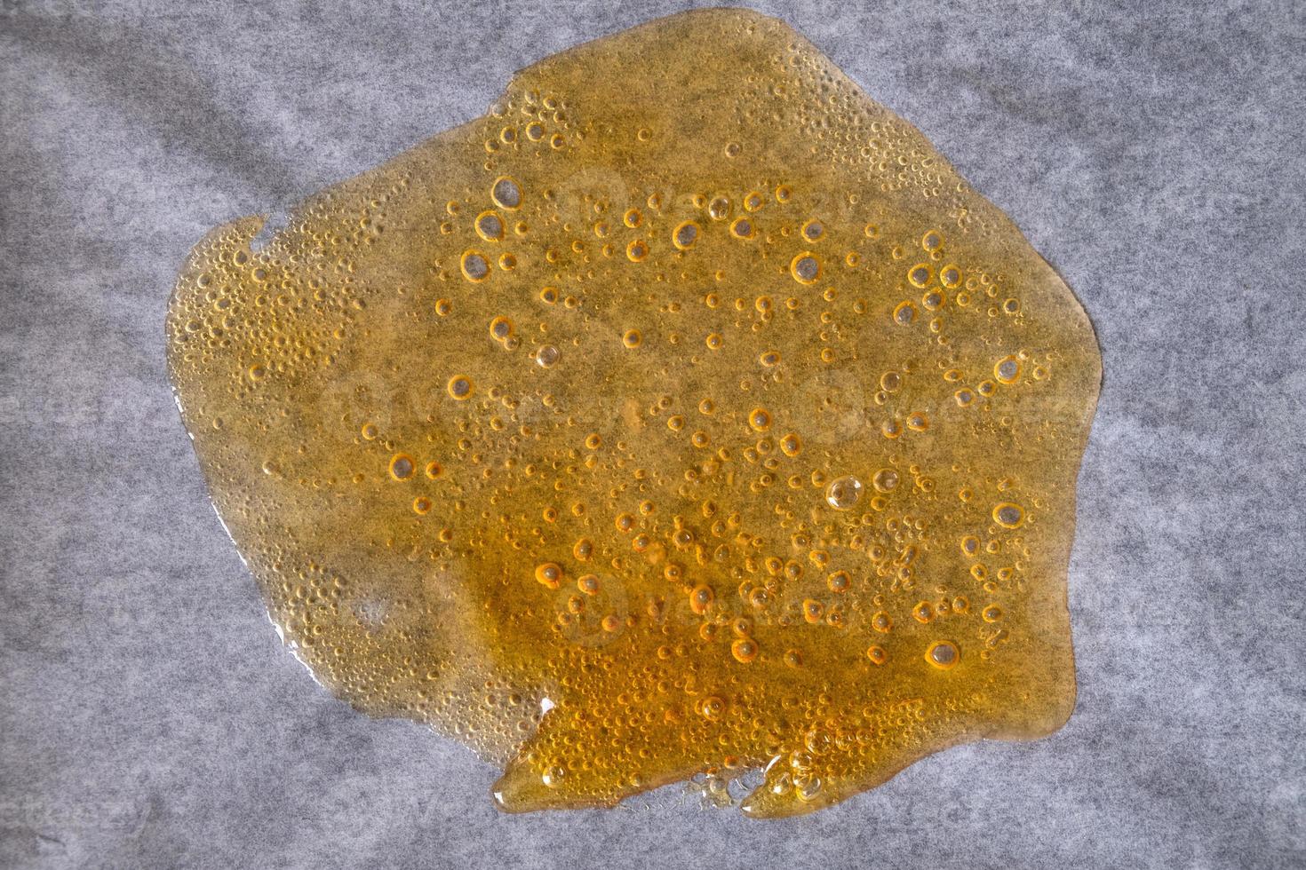 amberkleurige cannabiswas met hoog thc-gehalte, marihuana-dabconcentraat foto