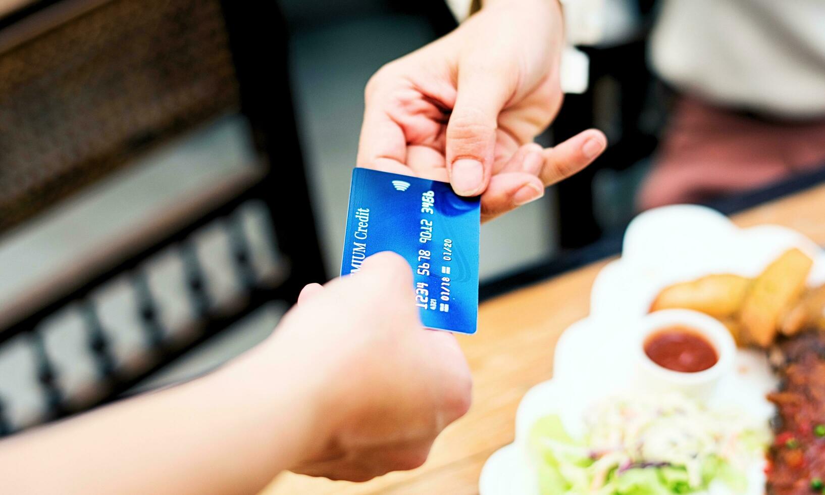 vrij vector een betalen lunch met credit kaart restaurant foto