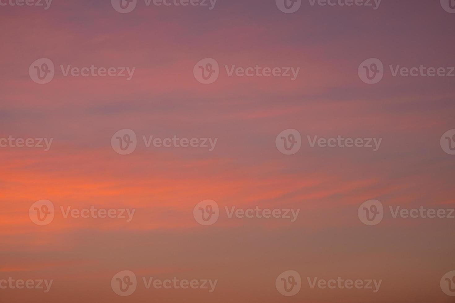 de lucht in warme zachte kleuren, zonsopgang, hemelachtergrond foto