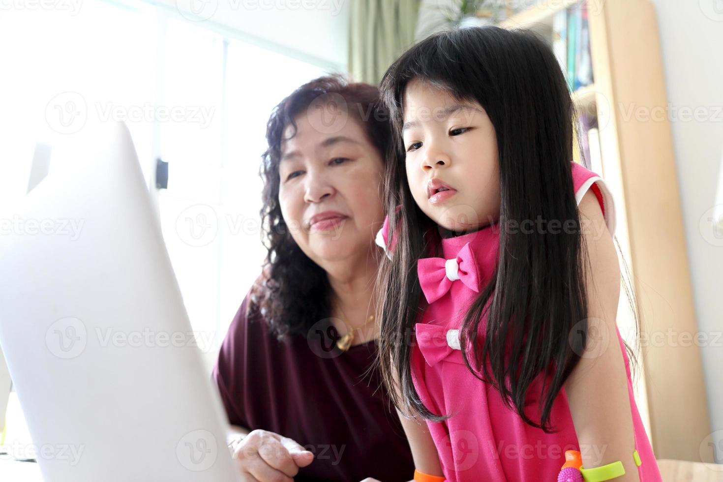 familie met technologie foto