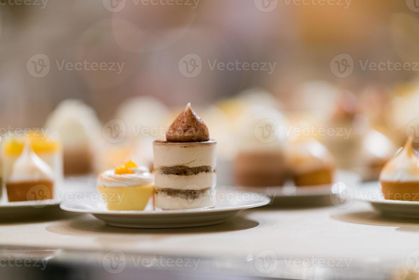 catering eten, dessert en zoet, mini canapés, snacks en hapjes, eten voor het evenement, snoep foto