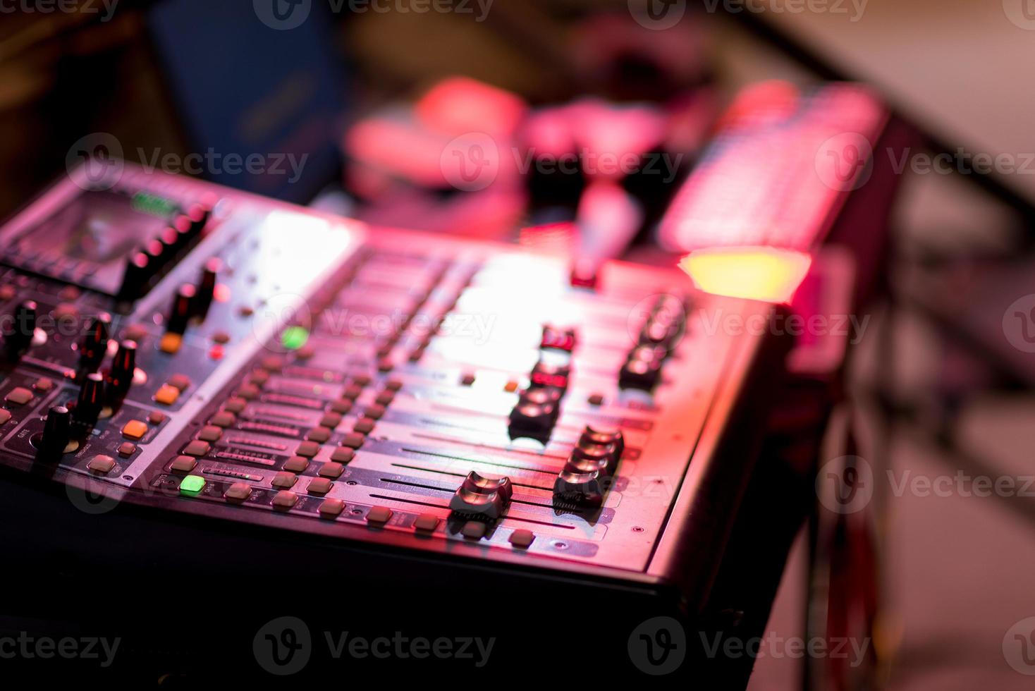 soundcheck voor concert, mixerbediening, muziektechnicus, backstage foto