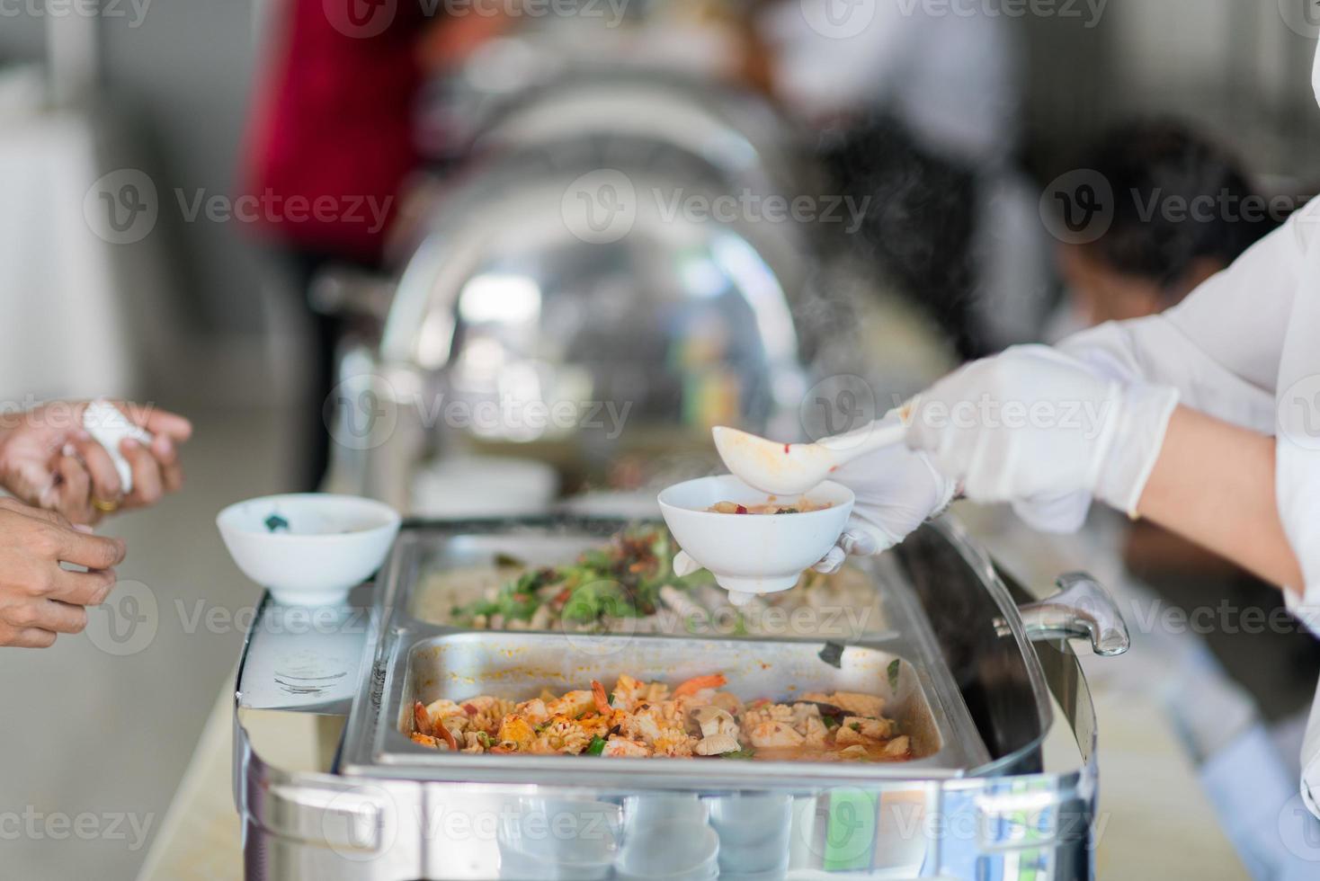 opscheppen van het eten, catering, etenstijd foto