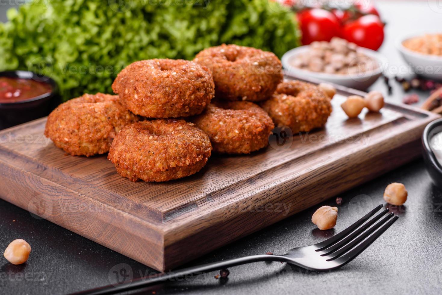 mooie heerlijke verse kikkererwten falafel met sauzen op een betonnen ondergrond foto