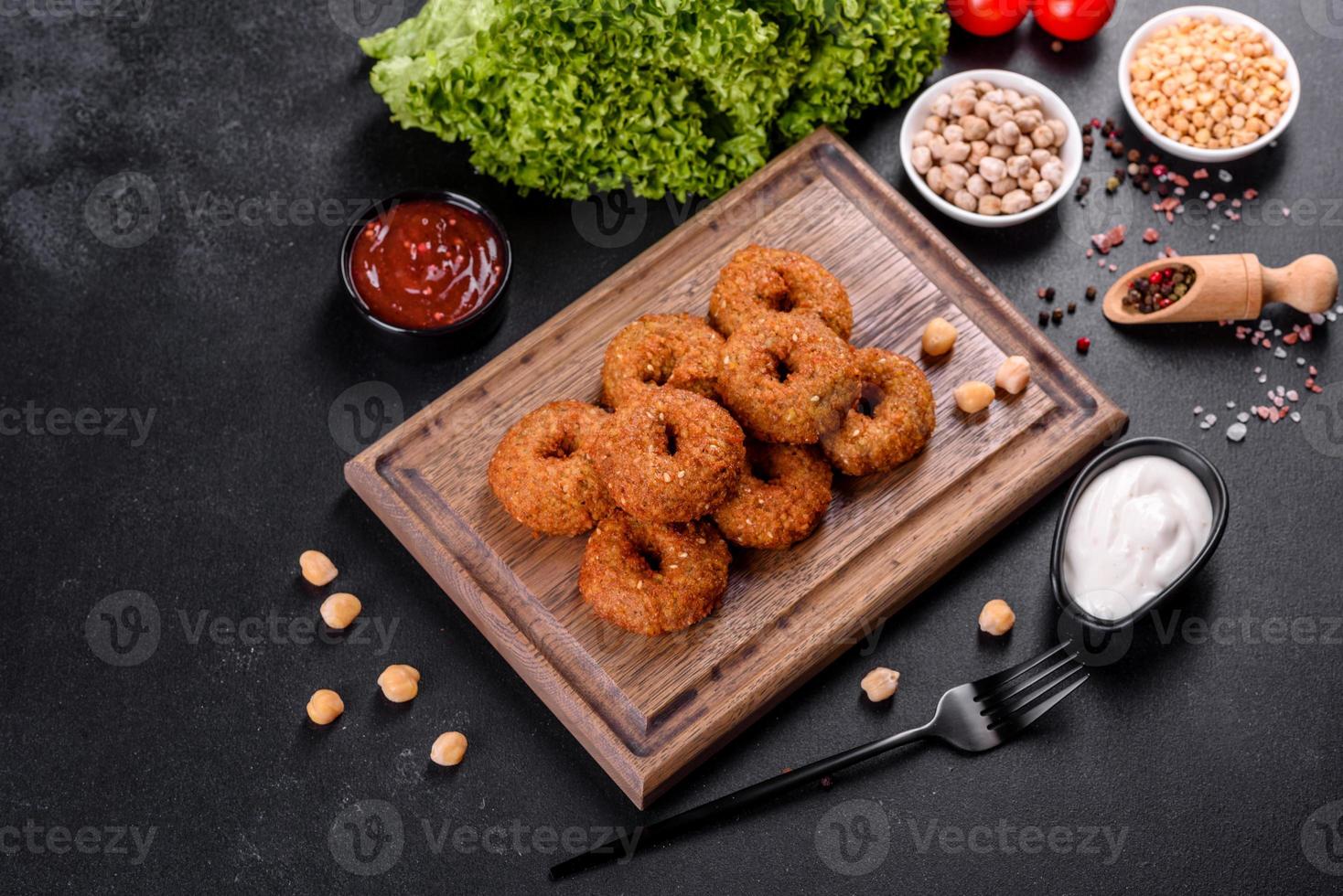 mooie heerlijke verse kikkererwten falafel met sauzen op een betonnen ondergrond foto