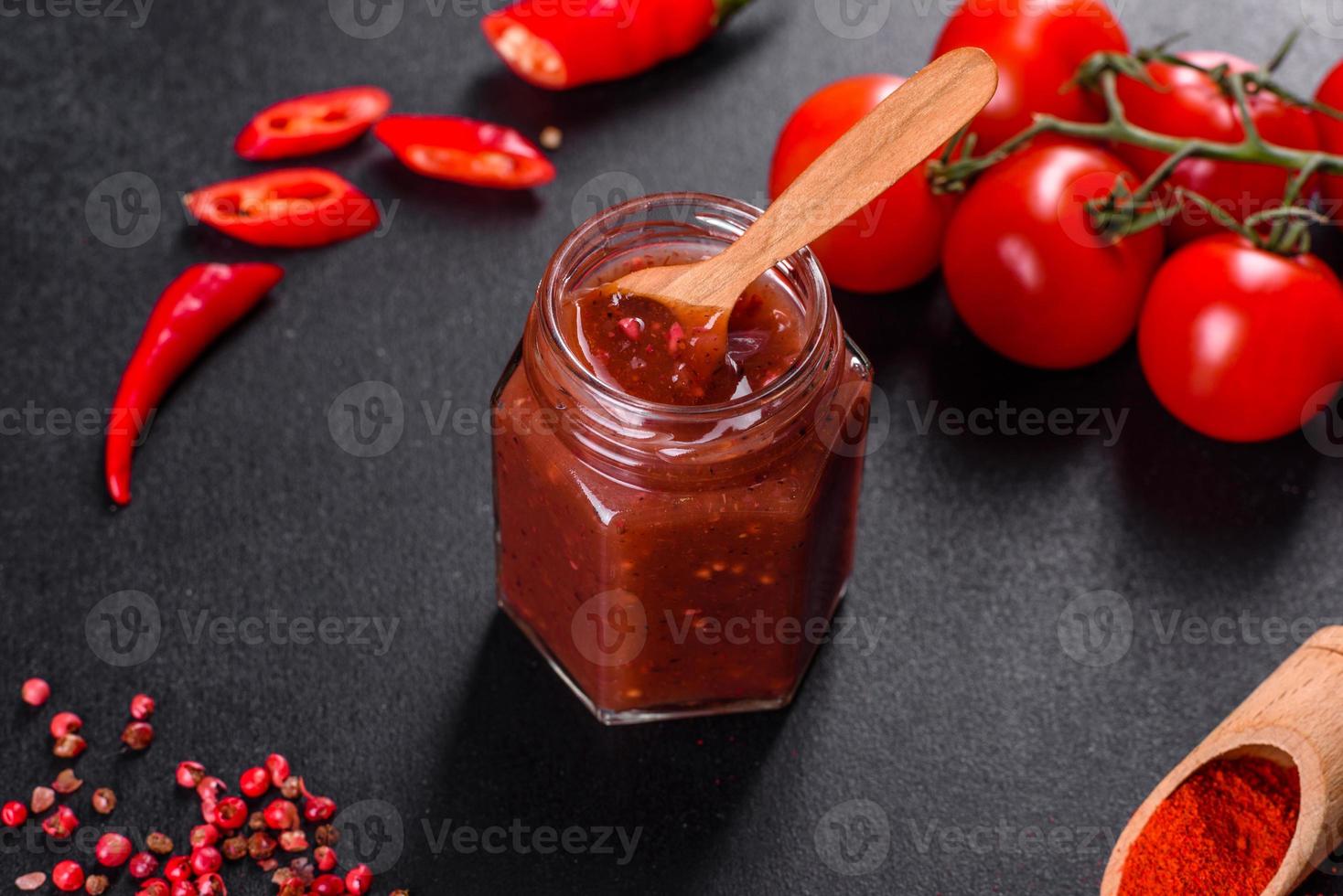 pittige kruiden van adjika uit de Georgische keuken in een kom met rode peper en knoflook foto