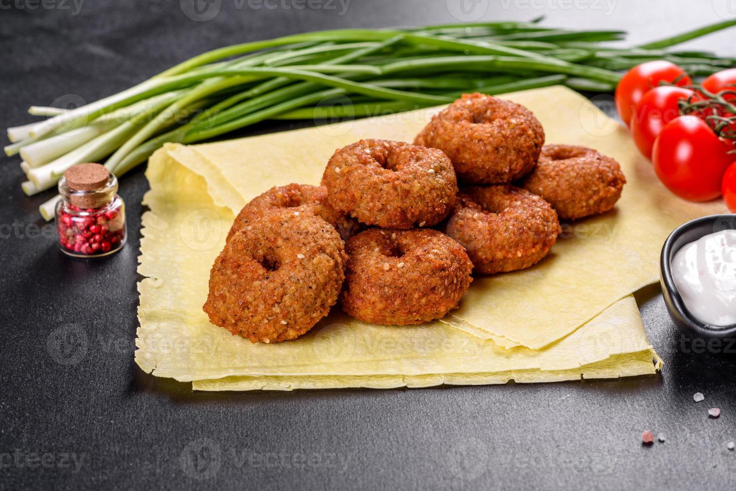 mooie heerlijke verse kikkererwten falafel met sauzen op een betonnen ondergrond foto