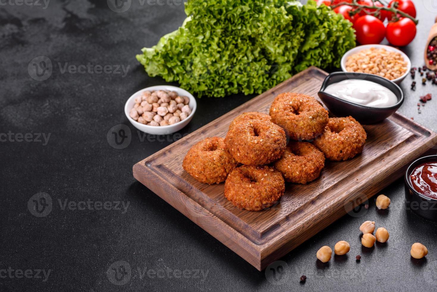 mooie heerlijke verse kikkererwten falafel met sauzen op een betonnen ondergrond foto