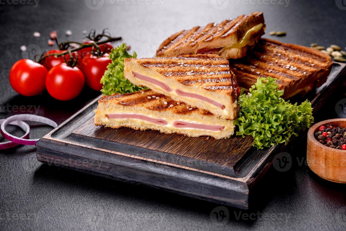 heerlijke verse toastgrill met kaas en ham foto