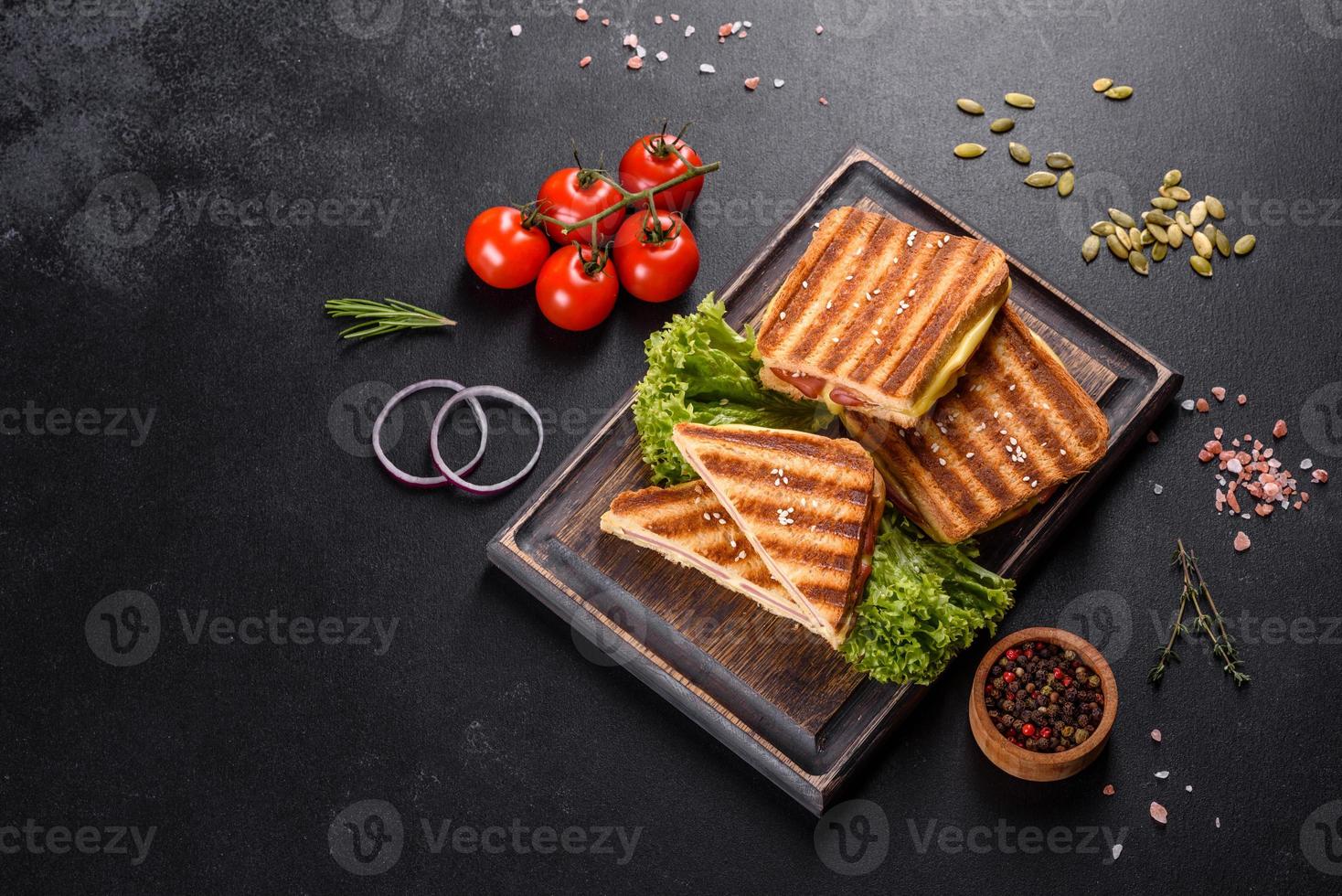 heerlijke verse toastgrill met kaas en ham foto