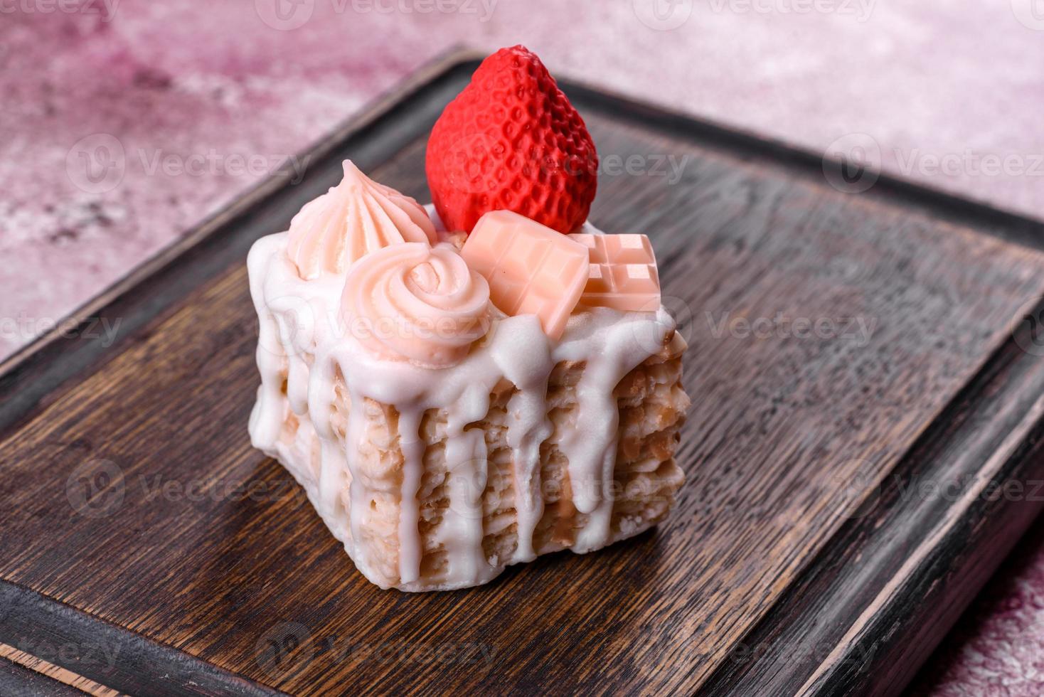 mooie kleurrijke heldere zeep gemaakt in de vorm van een smakelijke cake foto