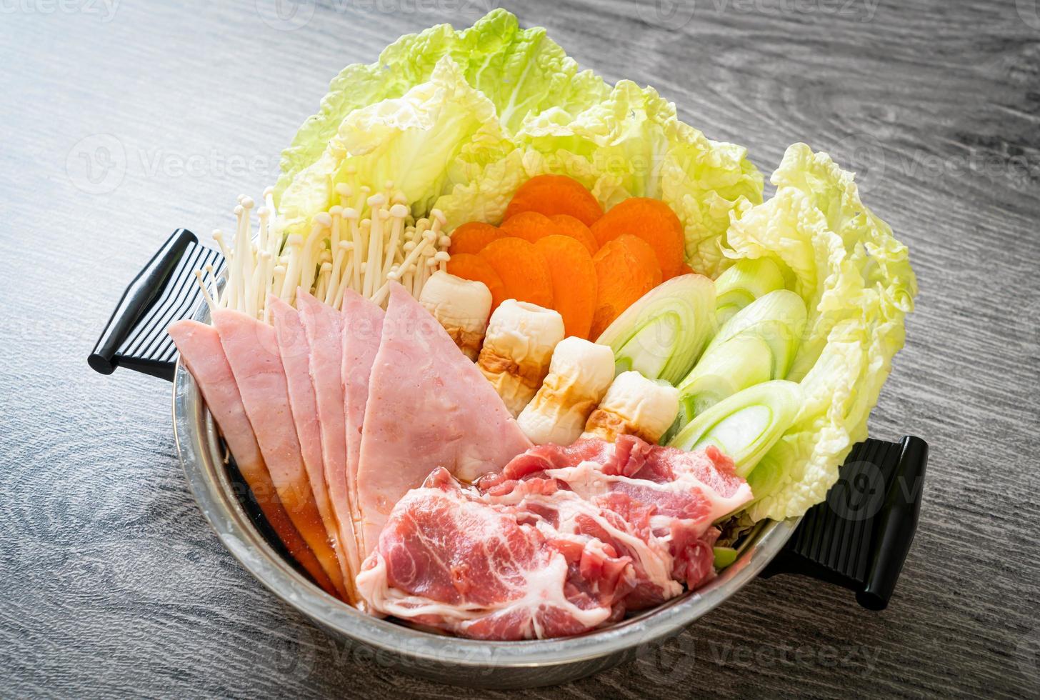 sukiyaki of shabu hot pot zwarte soep met rauw en plantaardig vlees - Japanse voedselstijl foto