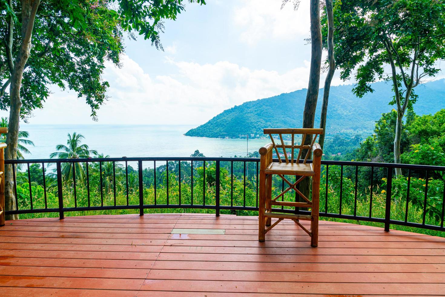 lege stoel op balkon met de achtergrond van het oceaanzeegezichtspunt in thailand foto