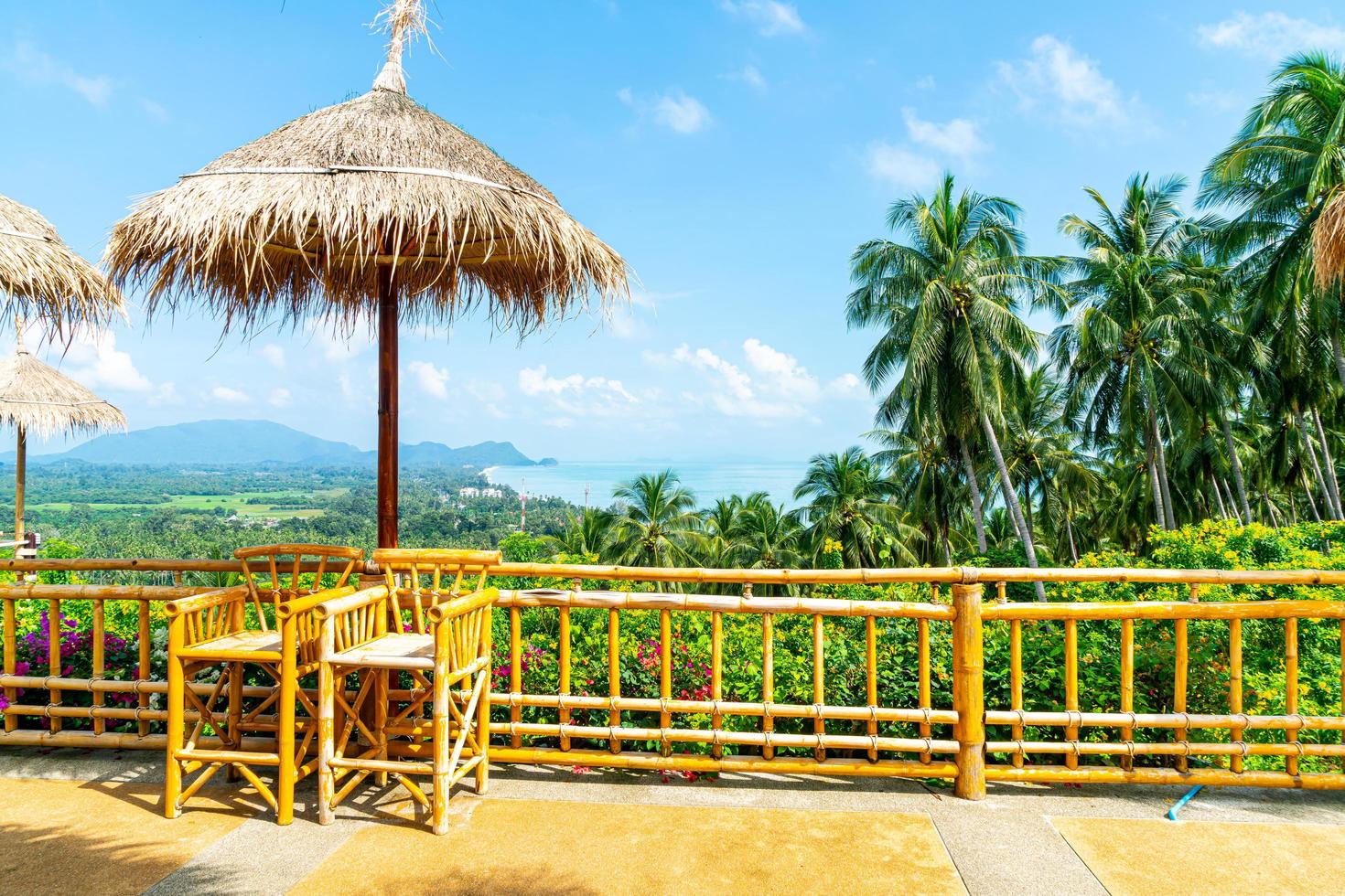 lege stoel op balkon met de achtergrond van het oceaanzeegezichtspunt in thailand foto