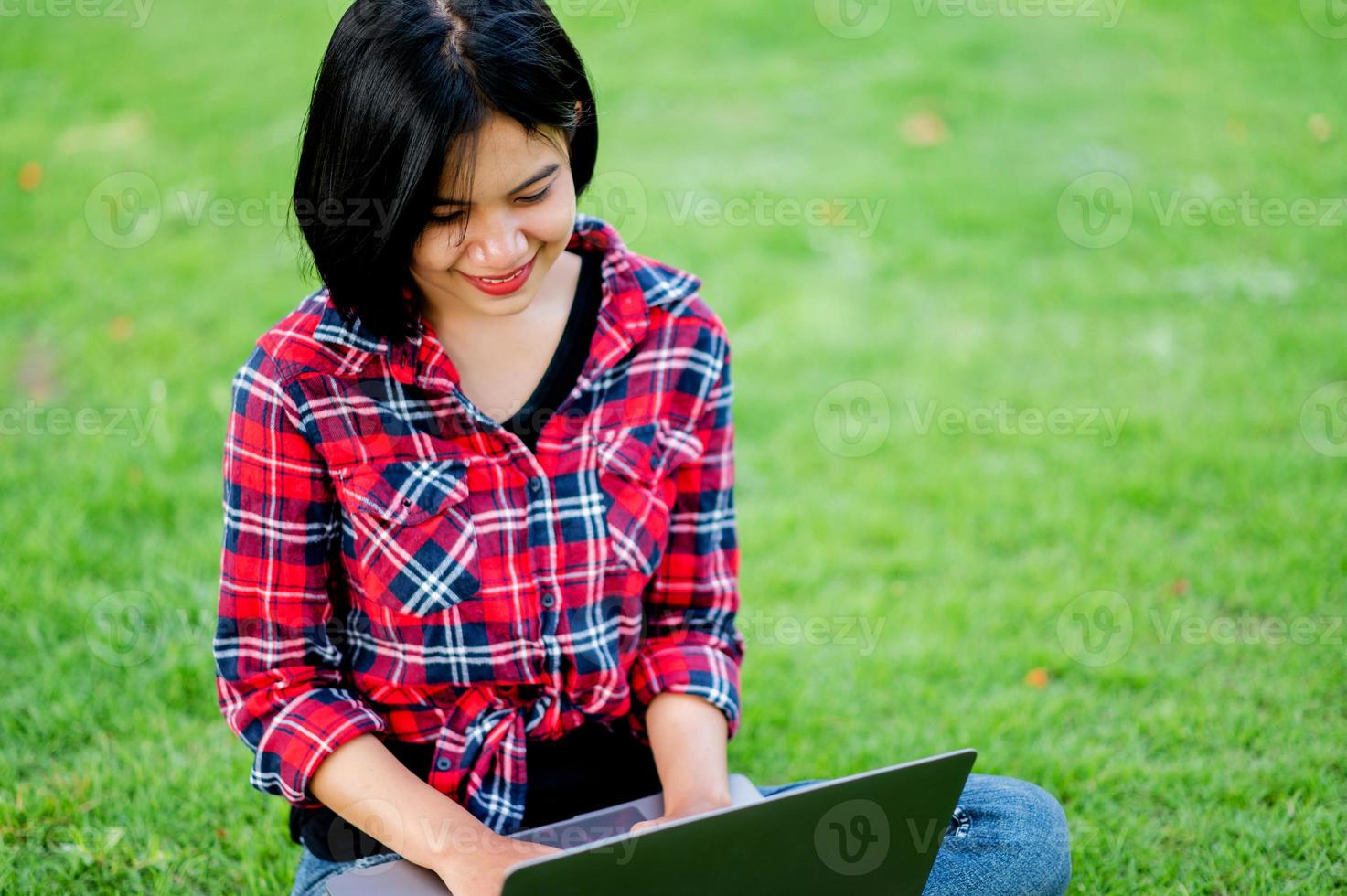 Aziatische vrouwen glimlachen gelukkig en laptop. werk online online communicatie messaging online leren online communicatieconcept foto