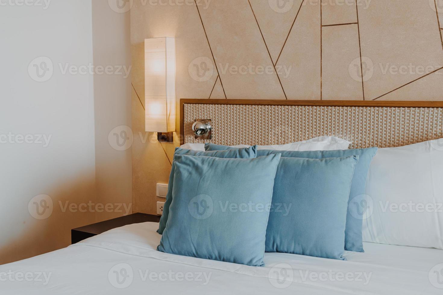 mooie en comfortabele kussendecoratie in slaapkamerinterieur foto