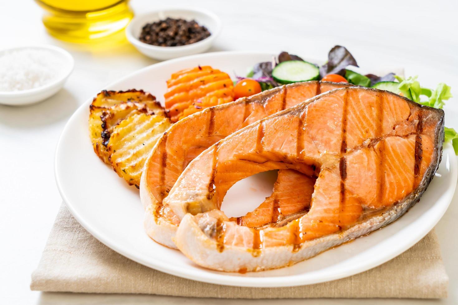 dubbel gegrilde zalm steakfilet met groenten foto