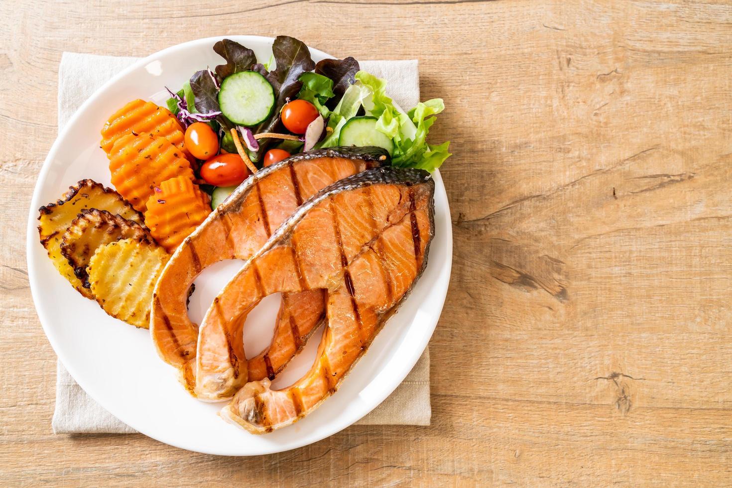 dubbel gegrilde zalm steakfilet met groenten foto