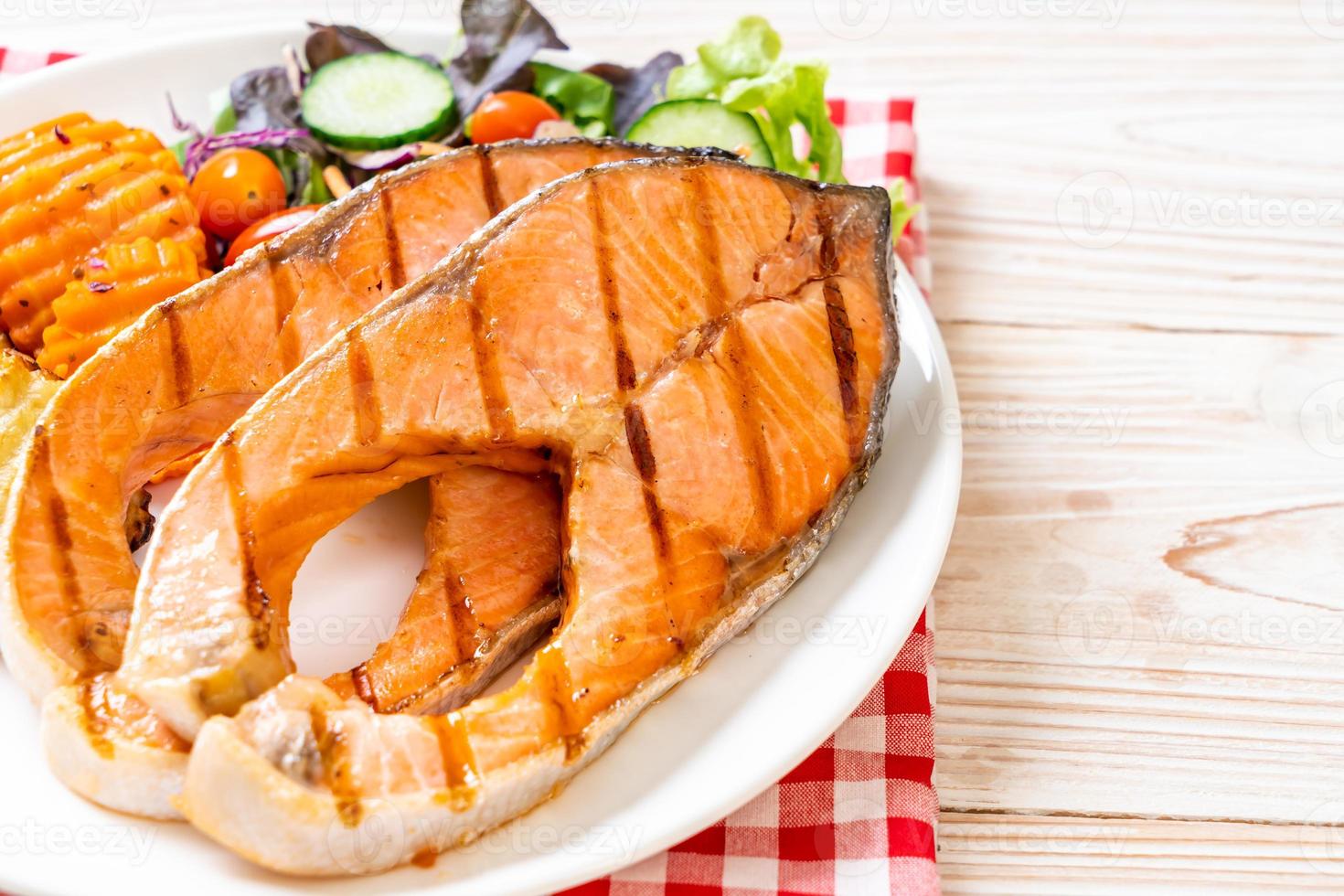 dubbel gegrilde zalm steakfilet met groenten foto