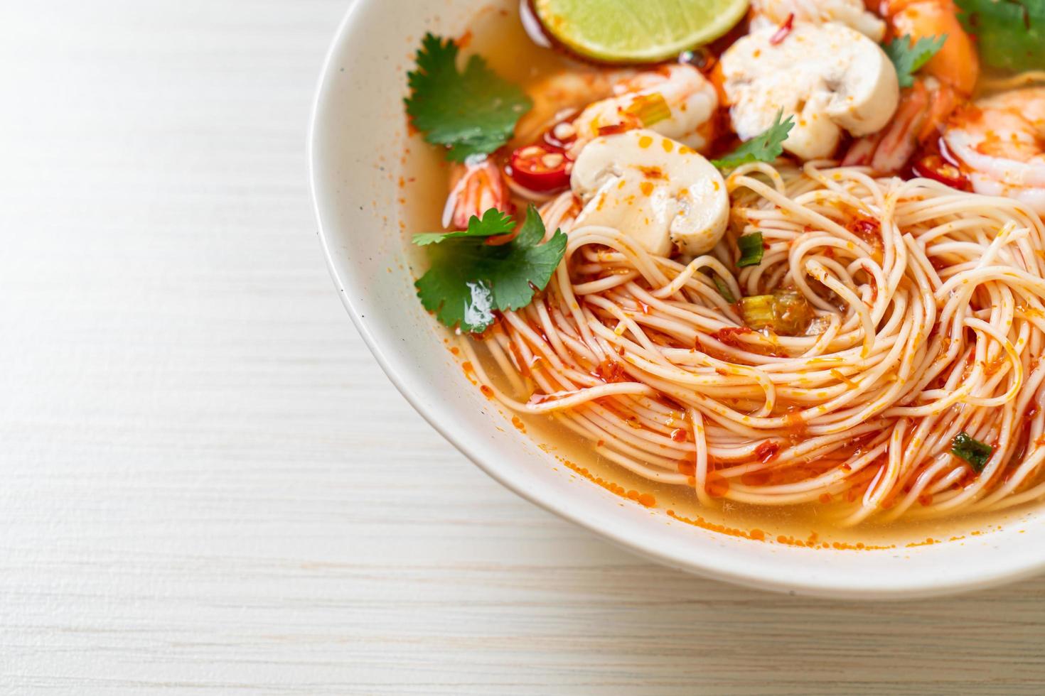 noedels met pittige soep en garnalen of tom yum kung - Aziatisch eten foto