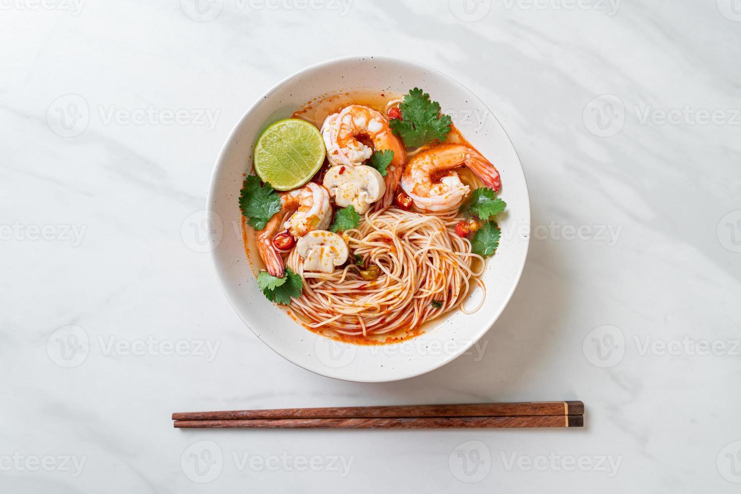 noedels met pittige soep en garnalen of tom yum kung - Aziatisch eten foto