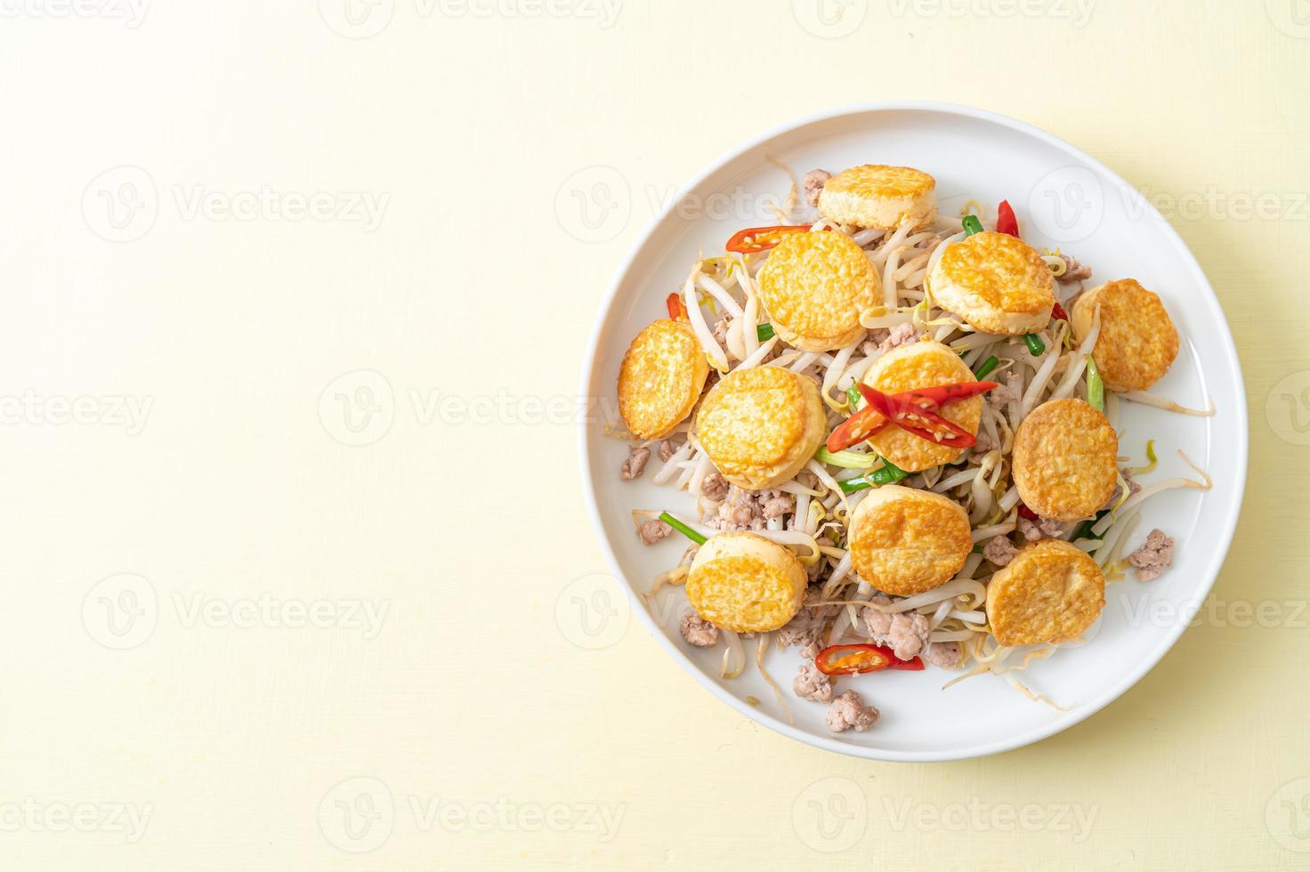 roergebakken taugé, ei-tofu en varkensgehakt - Aziatisch eten foto