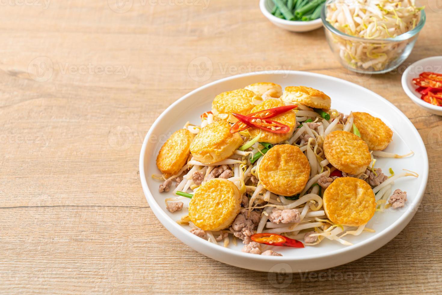 roergebakken taugé, ei-tofu en varkensgehakt - Aziatisch eten foto