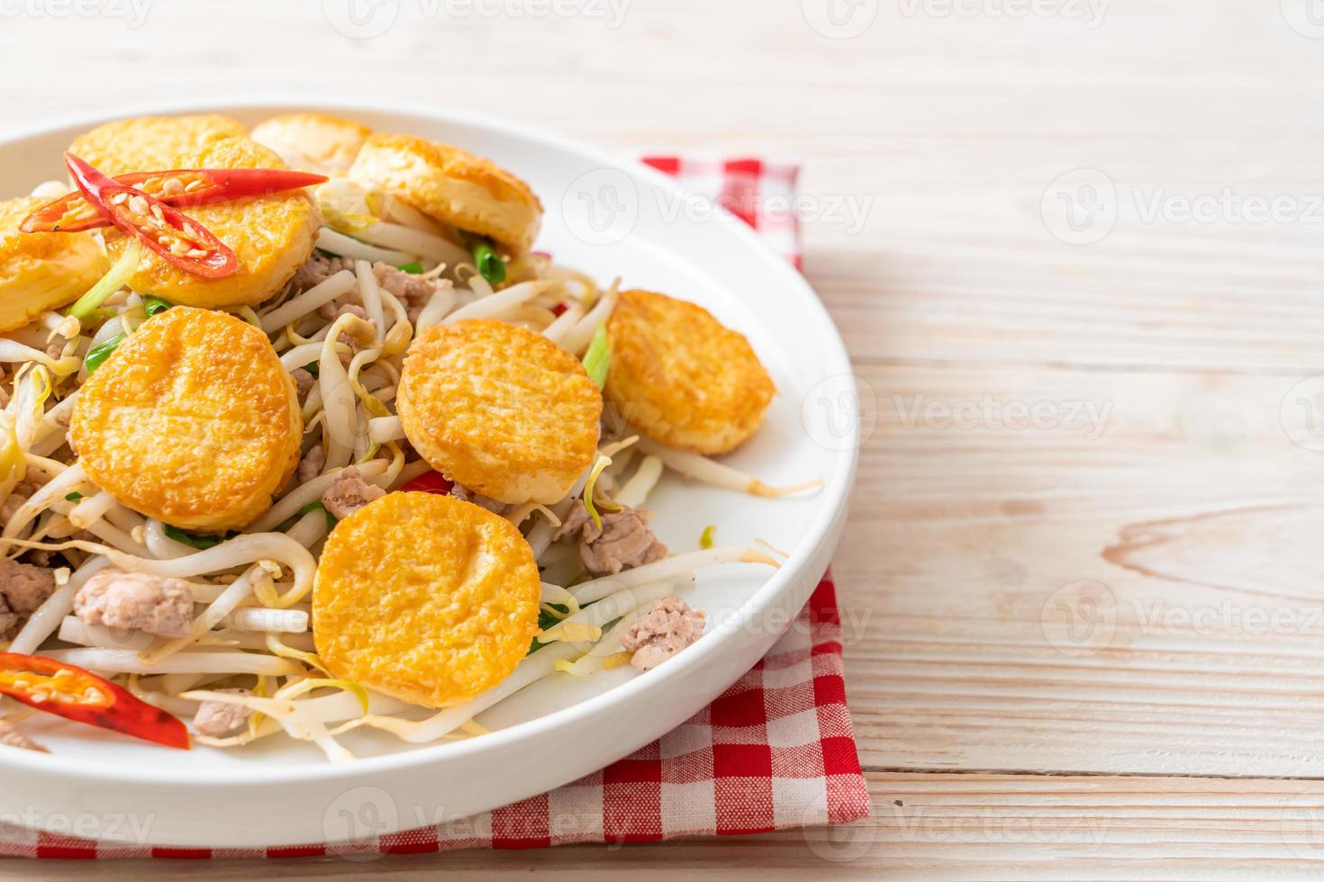 roergebakken taugé, ei-tofu en varkensgehakt - Aziatisch eten foto