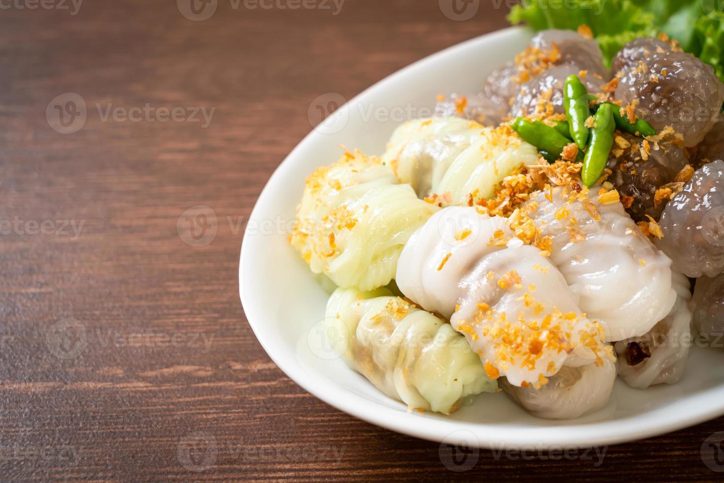 gestoomde dumplings met rijstvel en gestoomde tapioca dumplings met varkensvlees foto