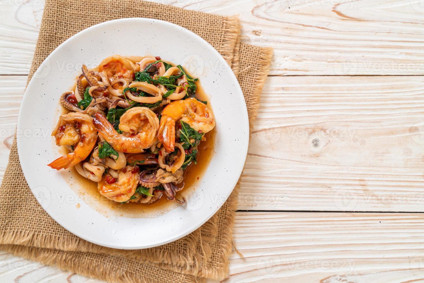 roergebakken zeevruchten van garnalen en inktvis met thaise basilicum - Aziatisch eten foto