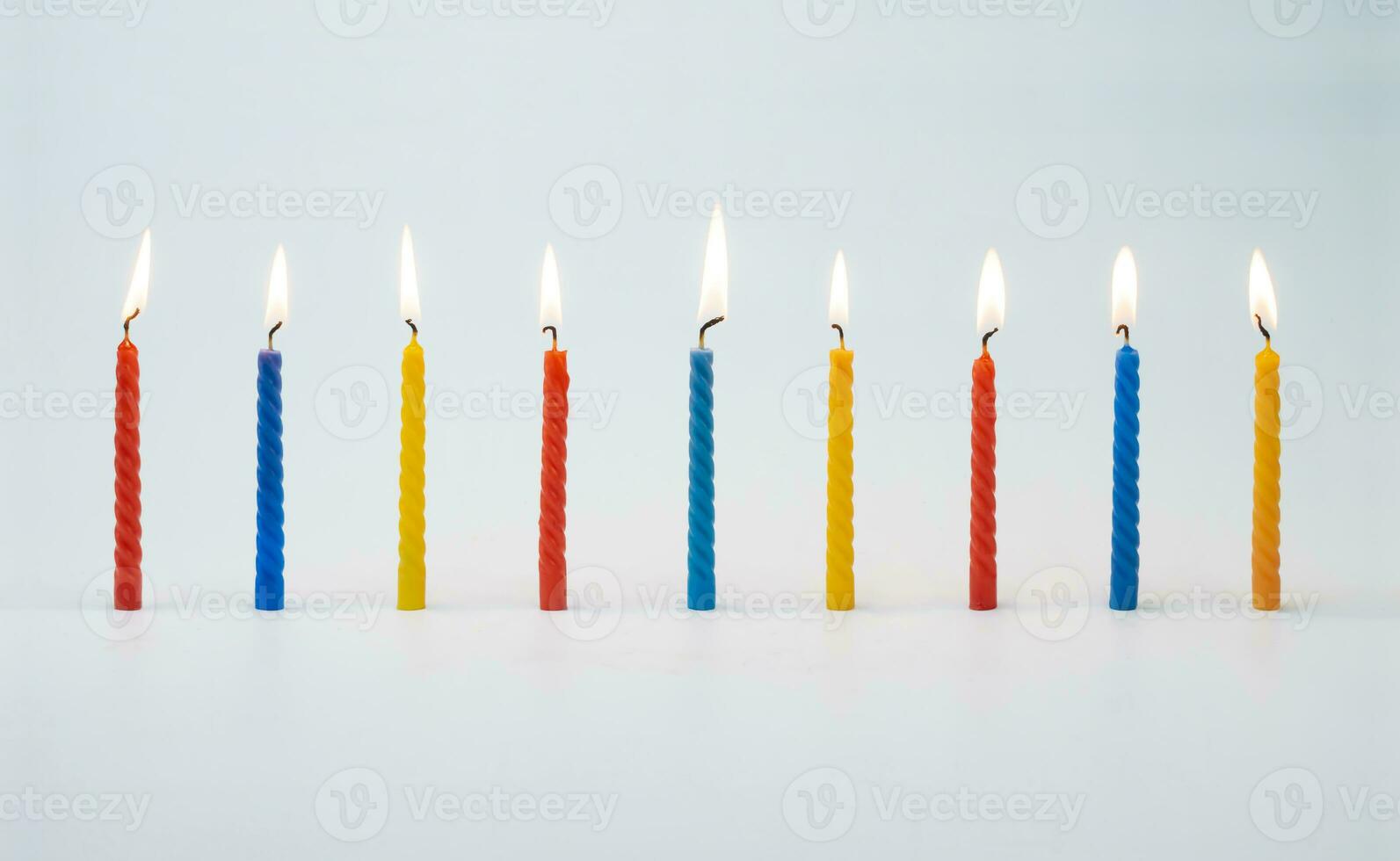 lit kleurrijk verjaardag taart kaarsen foto