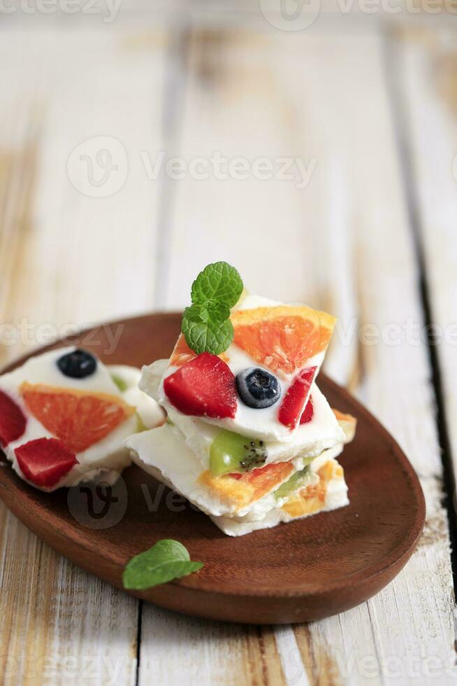 eigengemaakt gezond yoghurt schors met vers fruit foto